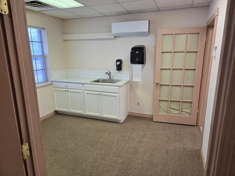 More Photos Of 318 W Highland St, Shawnee Office For Lease