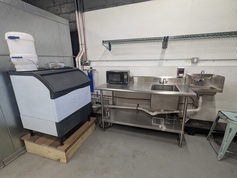 More Photos Of 147 1st Ave E, Hendersonville Light Manufacturing For Lease