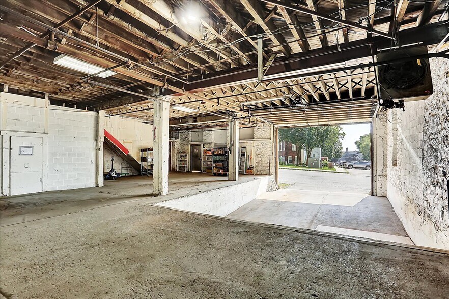 More Photos Of 701 E Hay St, York Warehouse For Lease
