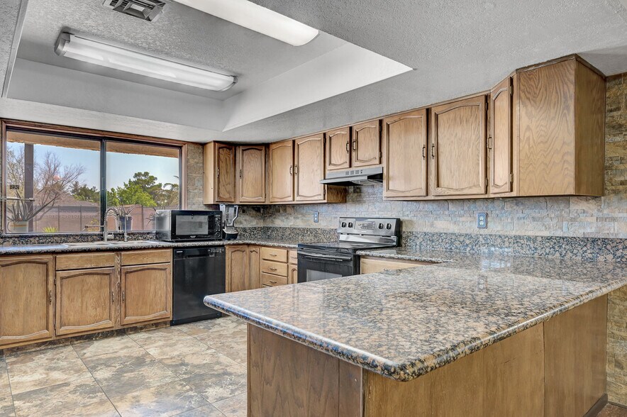 More Photos Of 6975 Obannon Dr, Las Vegas Office Residential For Lease