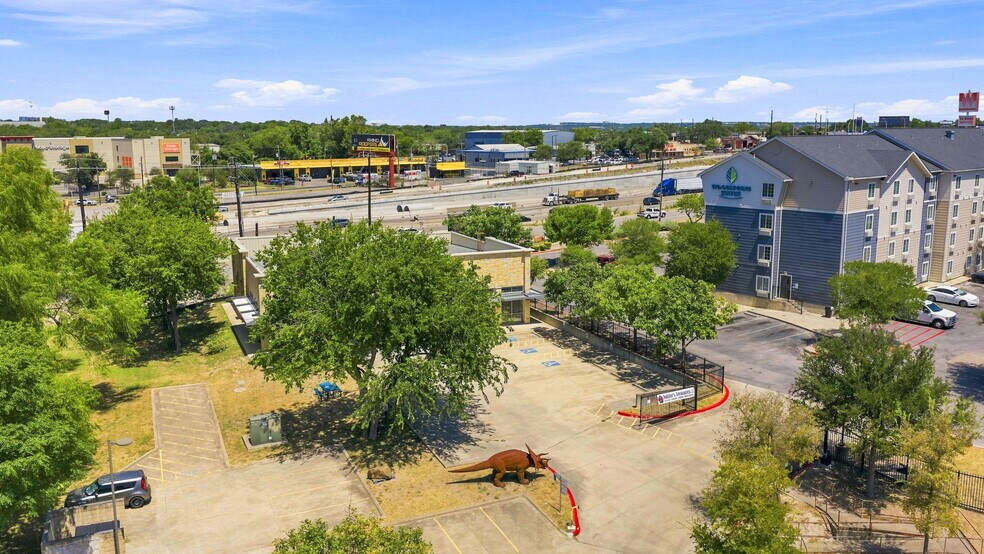 More Photos Of 11055 N IH-35, Austin Storefront For Lease