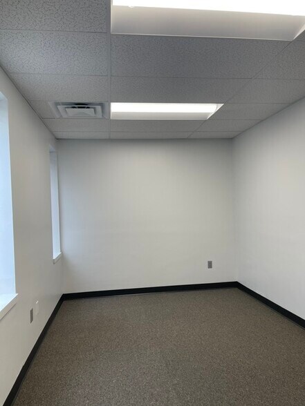 More Photos Of 21291 Hilltop St, Southfield Research And Development For Lease