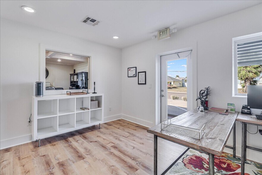 More Photos Of 121 Cut Off Rd, Port Aransas Office For Sale