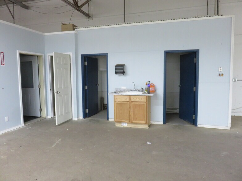 More Photos Of 725 Spiral Blvd, Hastings Manufacturing For Lease