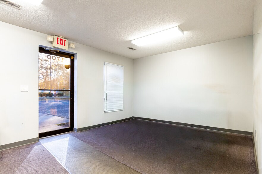 More Photos Of 1700 W 5th North St, Summerville Flex For Sale