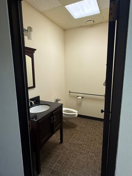 More Photos Of 1214 N Highway 81, Duncan Office For Lease