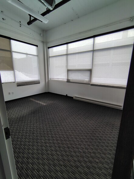 More Photos Of 18-22 Masse Pl, Batavia Warehouse For Lease