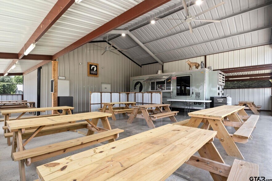 More Photos Of 908 W Broadway St, Winnsboro Flex For Sale