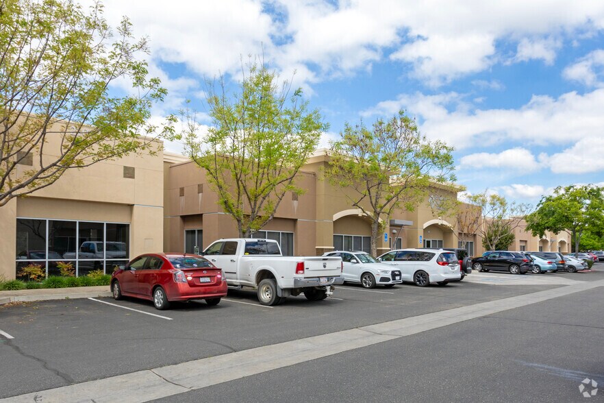 More Photos Of 2101 Herndon Ave, Clovis Unknown For Lease