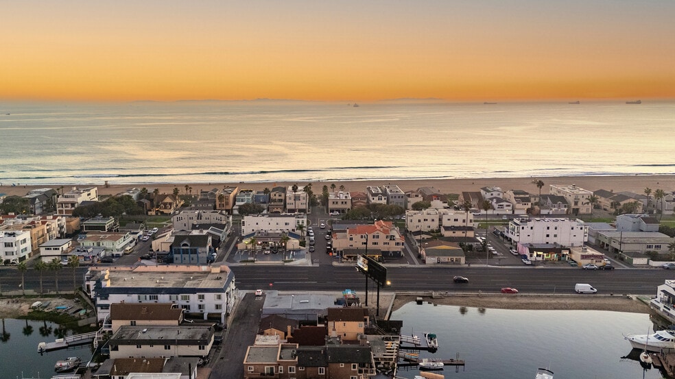 More Photos Of 16902 Pacific Coast Hwy, Huntington Beach Restaurant For Sale