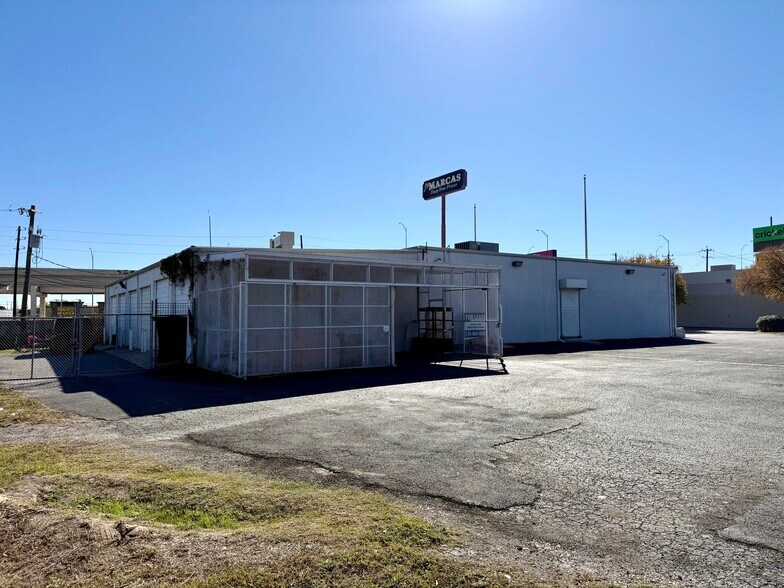 More Photos Of 5607 Kenwick St, San Antonio Showroom For Lease