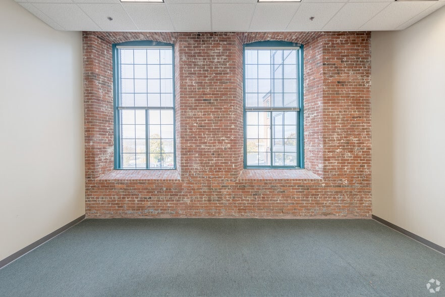 More Photos Of 1082 Davol St, Fall River Apartments For Lease