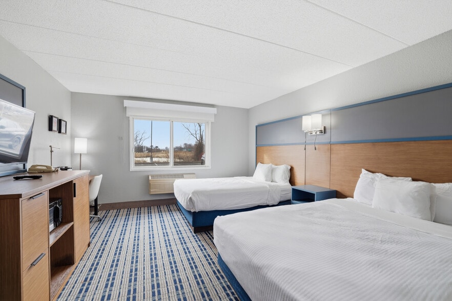 More Photos Of 4675 White Bear Pky, White Bear Lake Hotel For Sale