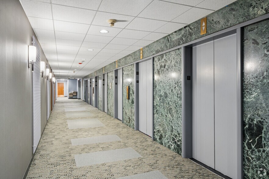More Photos Of 111 N Wabash Ave, Chicago Office For Sale