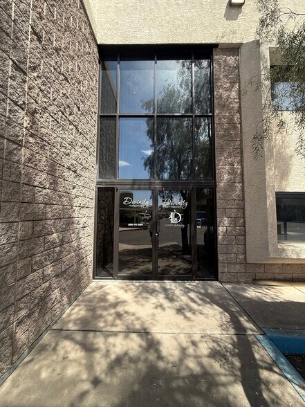 More Photos Of 325 W Melinda Ln, Phoenix Manufacturing For Lease