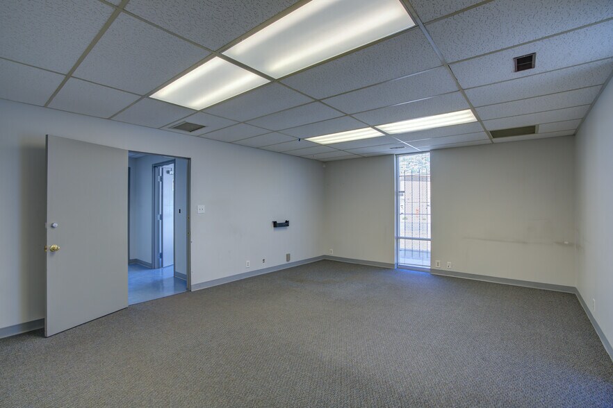 More Photos Of 675 Elkton Dr, Colorado Springs Distribution For Lease