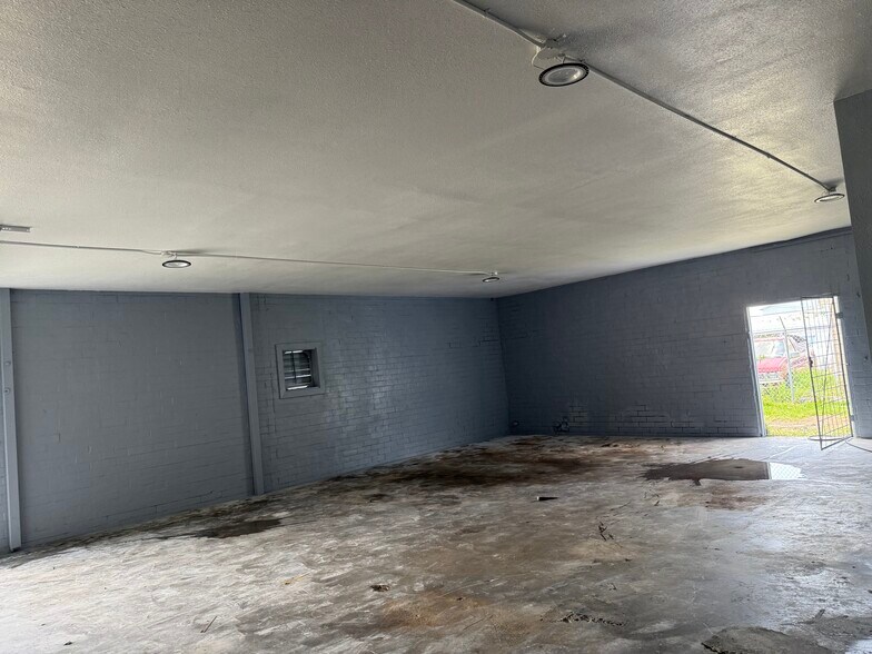 More Photos Of 1305 Lacey Dr, Baytown Contractor Storage Yard For Lease