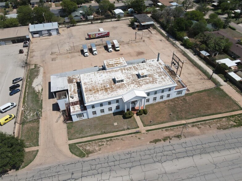 More Photos Of 309 S Pioneer Dr, Abilene Manufacturing For Sale
