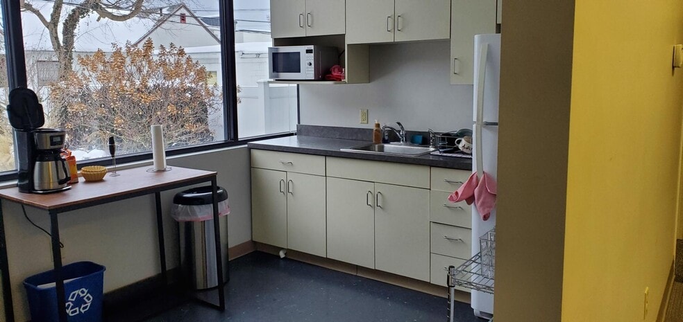 More Photos Of 33 Melrose Rd, Buffalo Freestanding For Lease