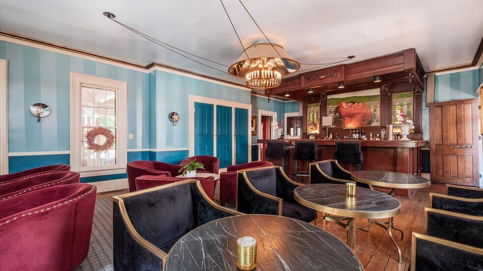 More Photos Of 313 Broadway E, Granville Hotel For Lease