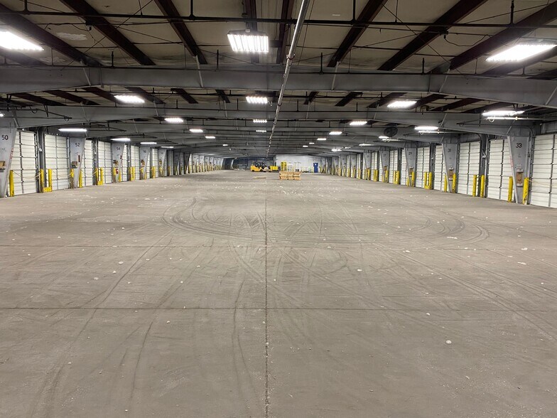 More Photos Of 5801 Gardner Ave, Kansas City Truck Terminal For Lease