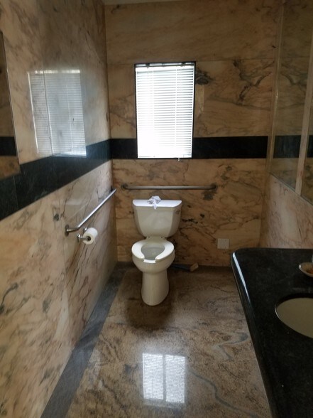 More Photos Of 16217 Gault St, Van Nuys Office For Sale