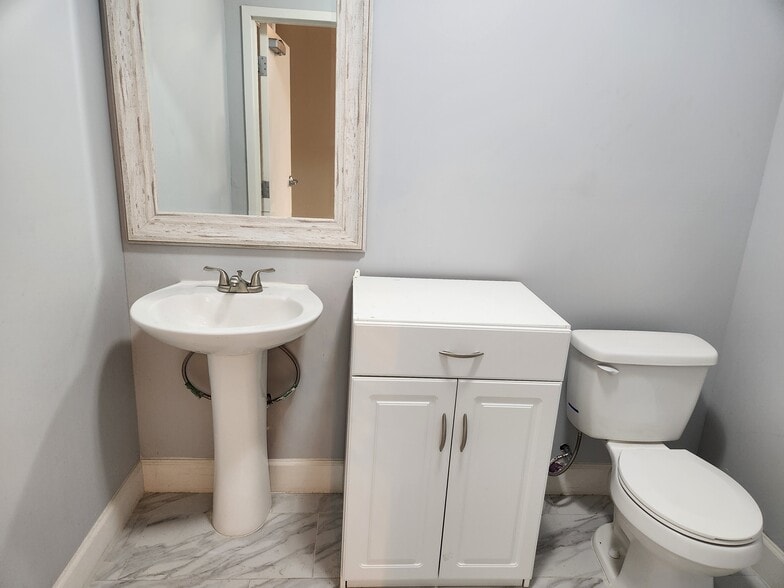 More Photos Of 7901 Kingspointe Pky, Orlando Showroom For Sale