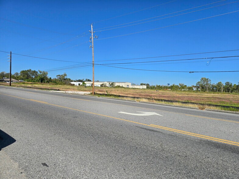 More Photos Of 1201 E 1st St, Humble Land For Lease