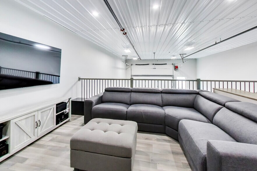 More Photos Of 2244 Ferry Rd, Naperville Flex For Sale