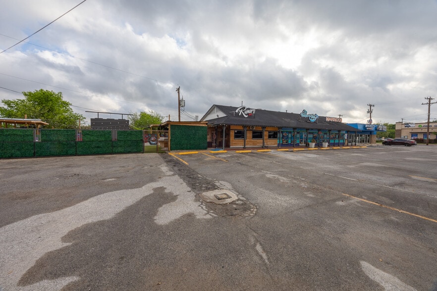 More Photos Of 7911 Culebra Rd, San Antonio Restaurant For Sale