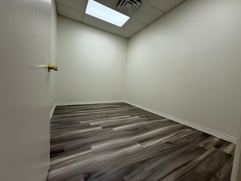 More Photos Of 20011 Ventura Blvd, Woodland Hills Medical For Lease