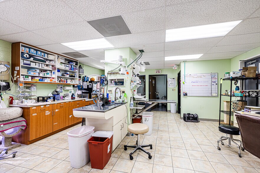 More Photos Of 26055 Bouquet Canyon Rd, Santa Clarita Veterinarian Kennel For Sale