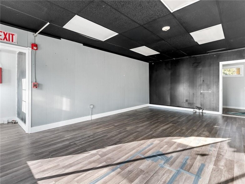 More Photos Of 2291 W Shore Rd, Warwick Showroom For Sale