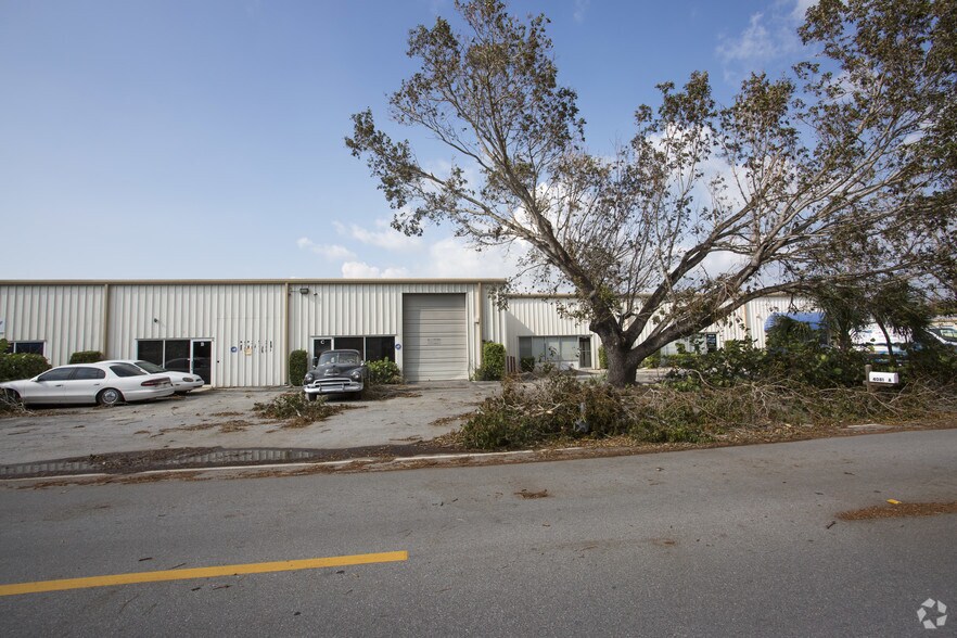 More Photos Of 4073-4081 Mercantile Ave, Naples Manufacturing For Lease
