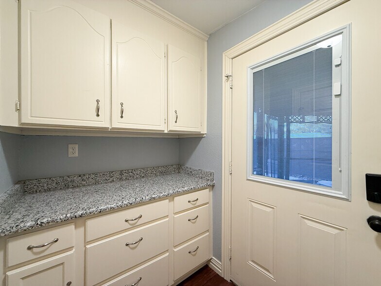 More Photos Of 211 Second St, Denton Flex For Sale