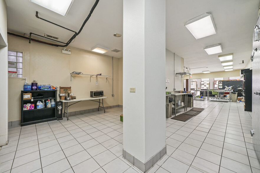More Photos Of 907 N Damen Ave, Chicago Storefront Retail Residential For Lease