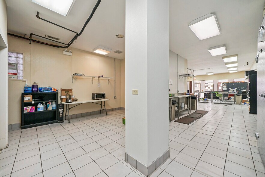 More Photos Of 907 N Damen Ave, Chicago Storefront Retail Residential For Lease