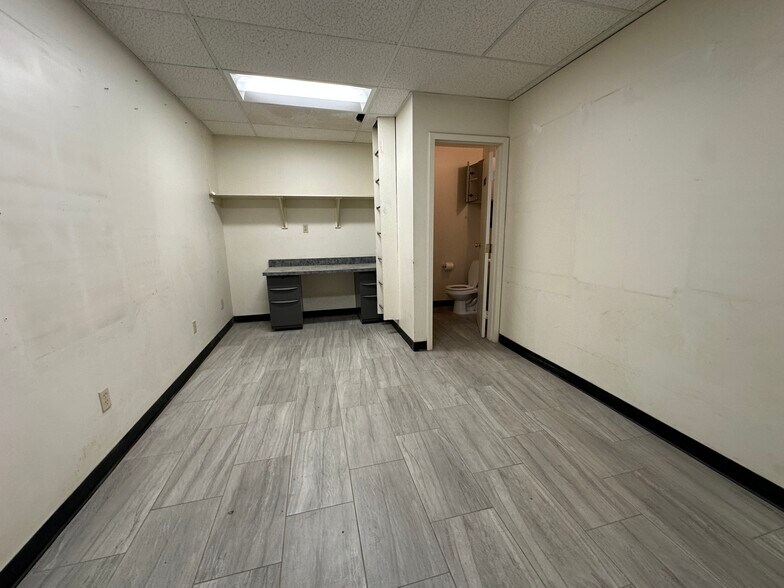 More Photos Of 8585-8587 Canoga Ave, Canoga Park Service For Lease