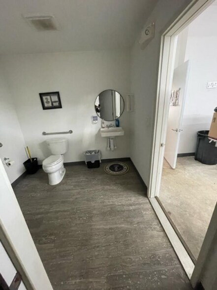 More Photos Of 722 S Liberty St, Muncie Flex For Sale