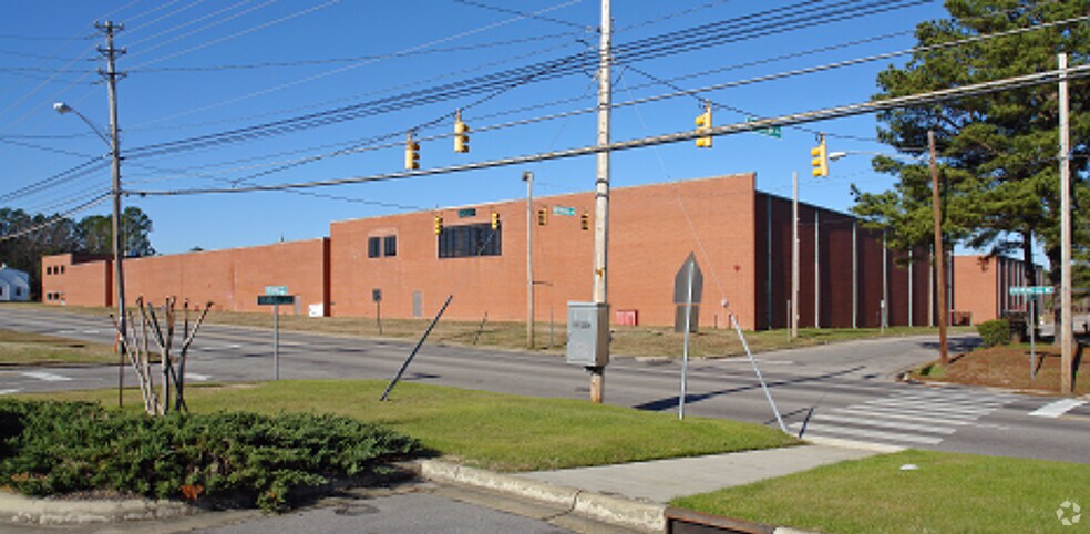More Photos Of 905 Herring Ave, Wilson Manufacturing For Lease