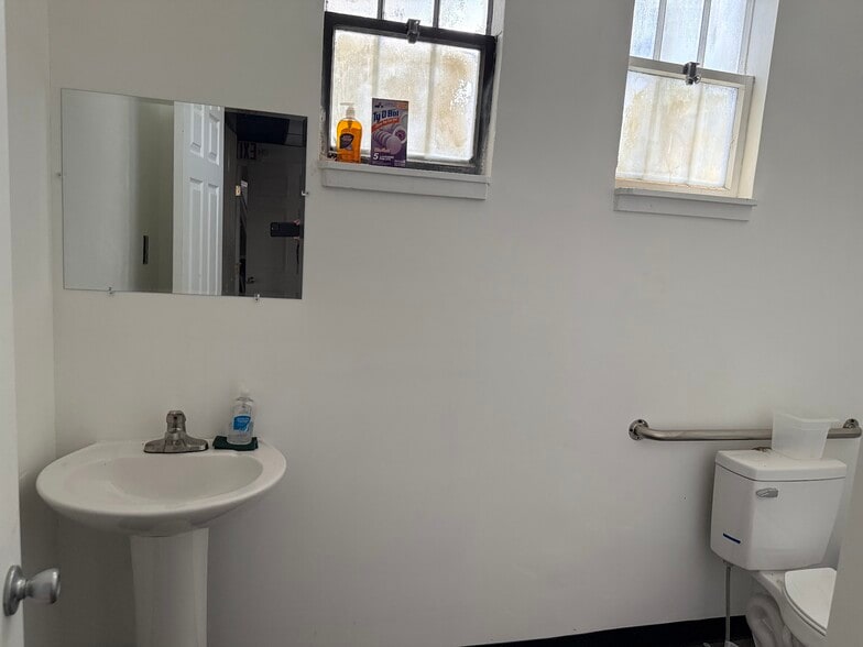 More Photos Of 1216 E Silver Springs Blvd, Ocala Storefront For Lease