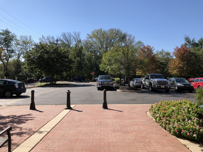 More Photos Of 422 Mill St, Bristol Office For Sale