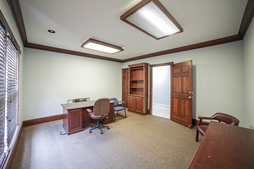 More Photos Of 385 Hawthorne Ln, Athens Medical For Lease