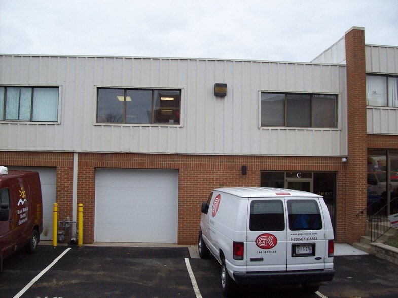 More Photos Of 1323 Shepard Dr, Sterling Showroom For Lease