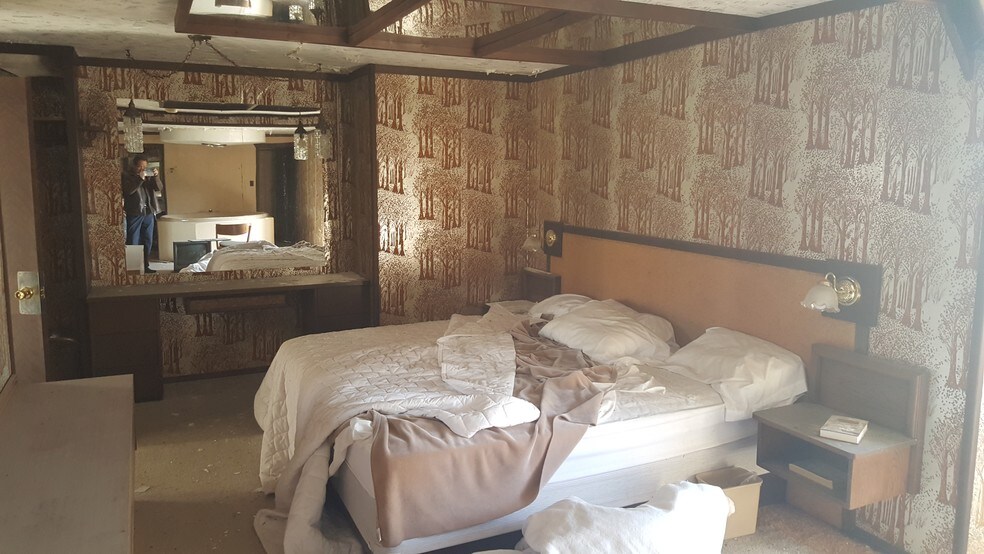 More Photos Of 1 Carrollton Blvd, Mount Carroll Hotel For Sale