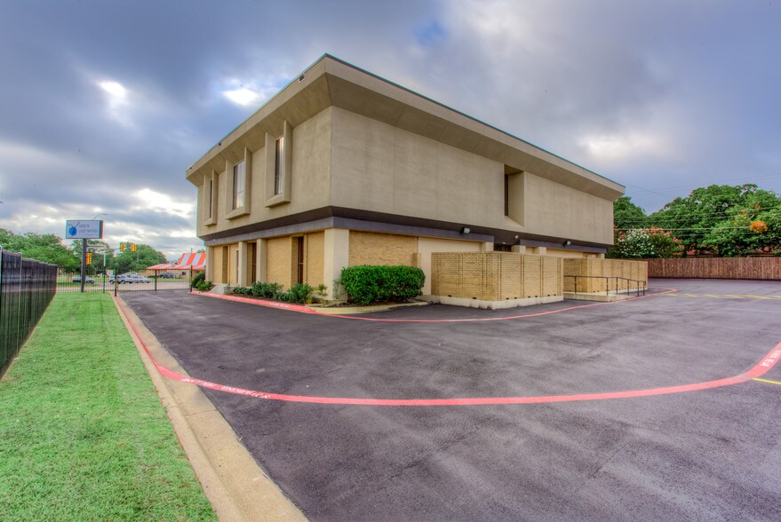 More Photos Of 6464 Brentwood Stair Rd, Fort Worth Office For Sale