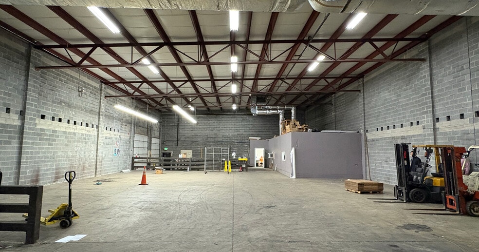 More Photos Of 3700-3702 Bank St, Baltimore Light Distribution For Sale