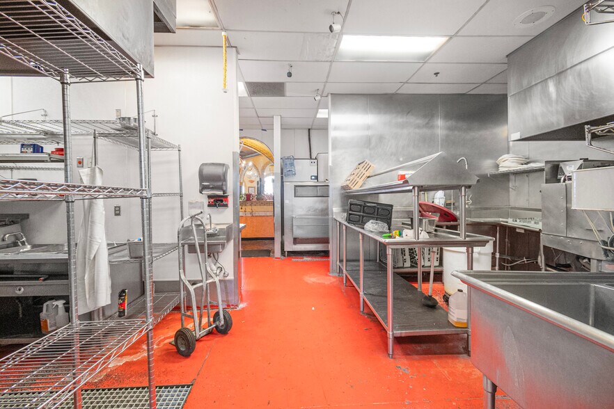 More Photos Of 2807 W 10th Ave, Kennewick General Retail For Sale