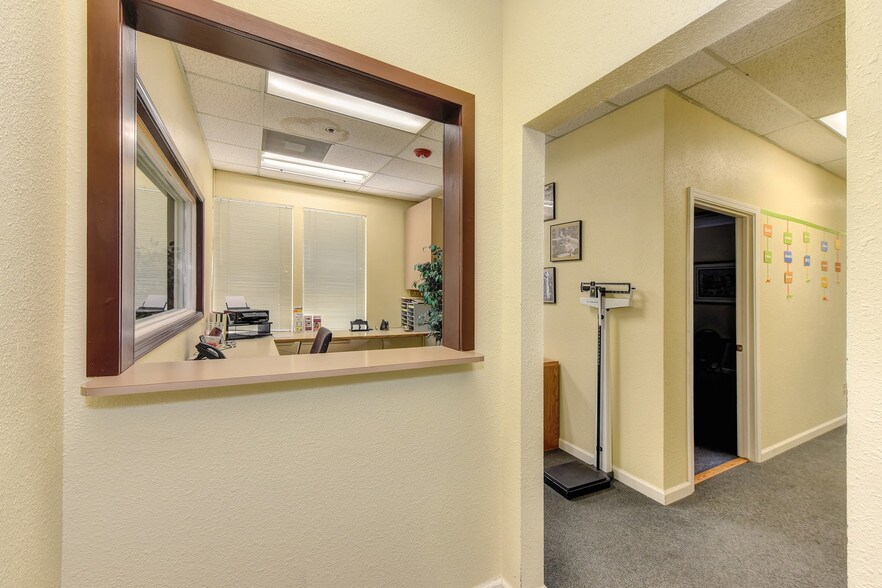 More Photos Of 4718-4740 Engle Rd, Carmichael Loft Creative Space For Lease