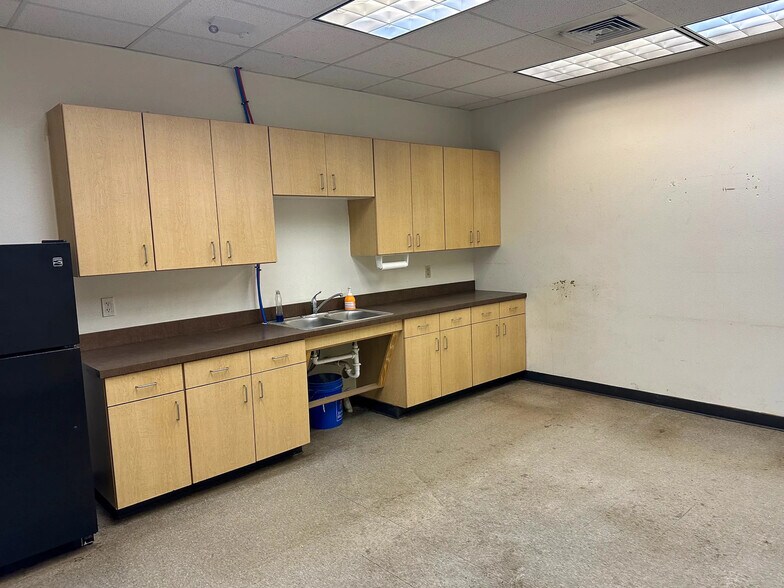 More Photos Of 5066 Owan Industrial Park Dr, Williston Warehouse For Lease